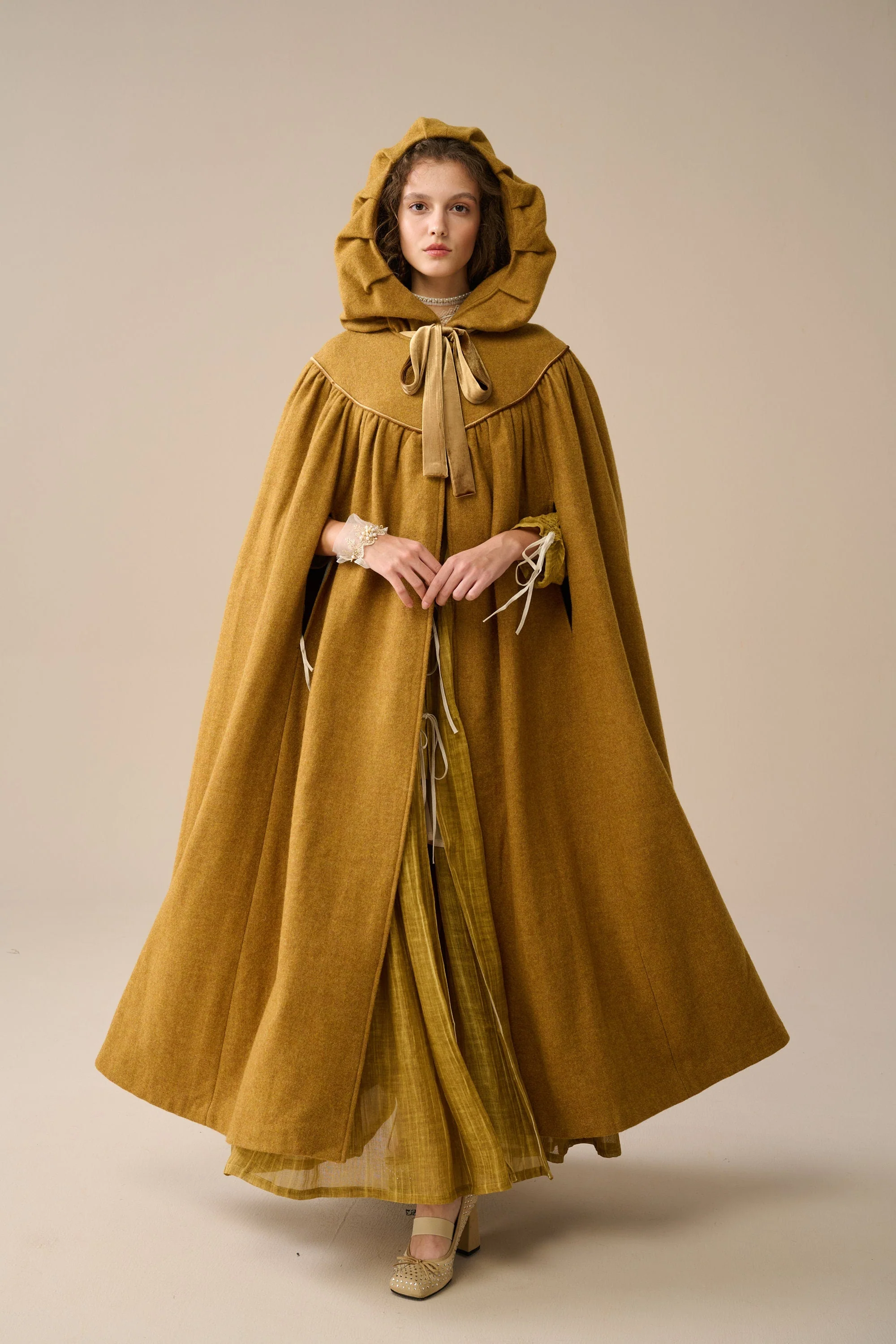 Perfumer 33 | hooded wool cloak - Image 5