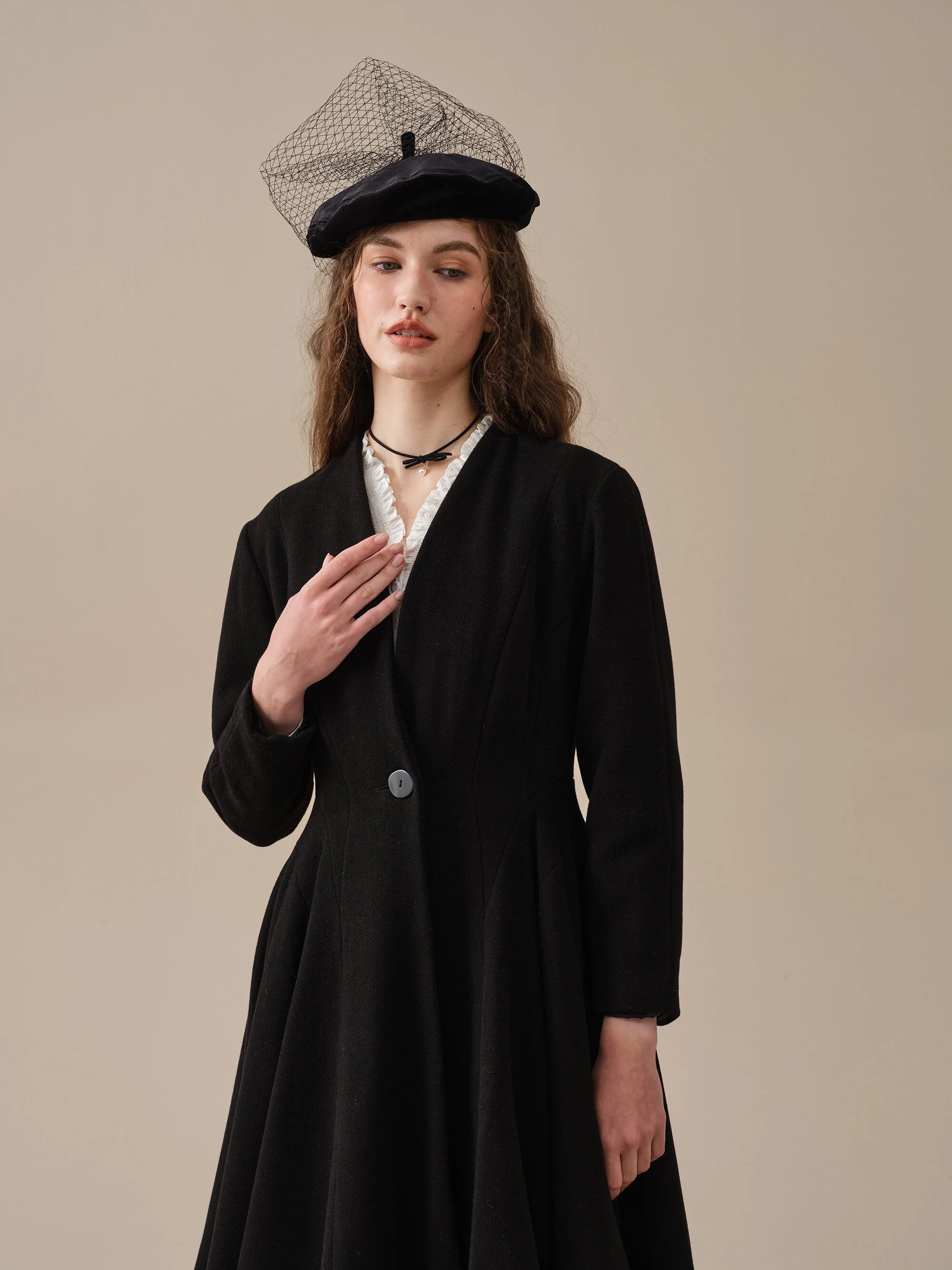 LITTLE WOMEN 22 | WOOL COAT IN BLACK - Image 4